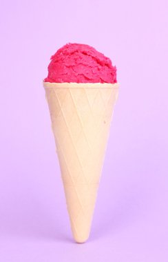Çilekli dondurma waffle koni Lila zemin üzerine Kepçe