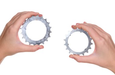 bir çift eski metalik cogwheels onun elinde tutan adam