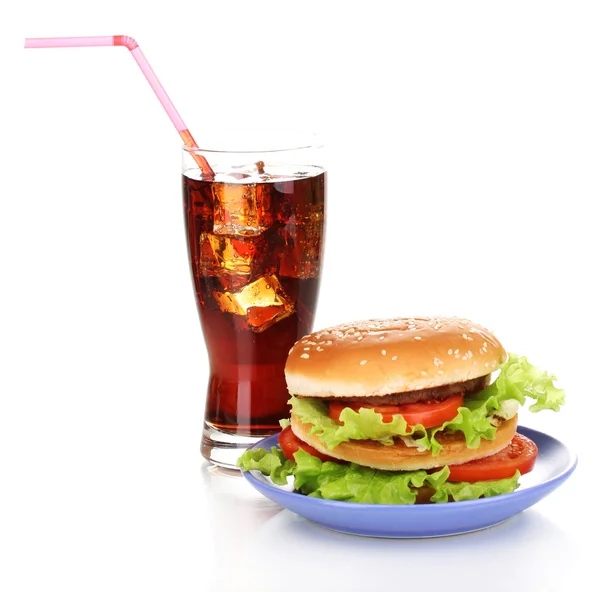 Hamburger grande e gustoso su piatto con cola isolata su bianco — Foto Stock