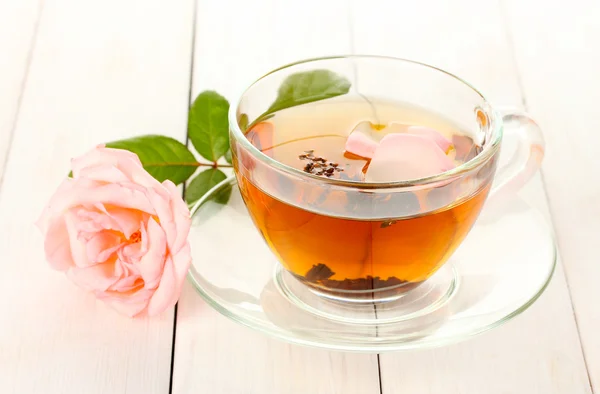 Kopje thee met rose op witte houten tafel — Stockfoto