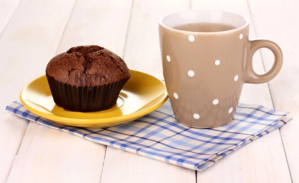Färska muffin med te på trä bakgrund — Stockfoto