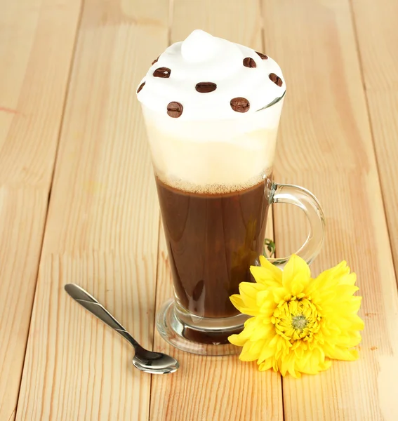 Bicchiere di caffè fresco cocktail awith fiore su sfondo di legno — Foto Stock