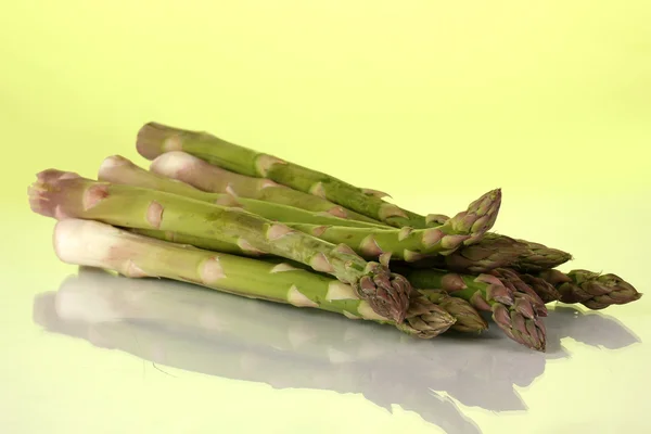 Verse asperges op kleurrijke achtergrond — Stockfoto