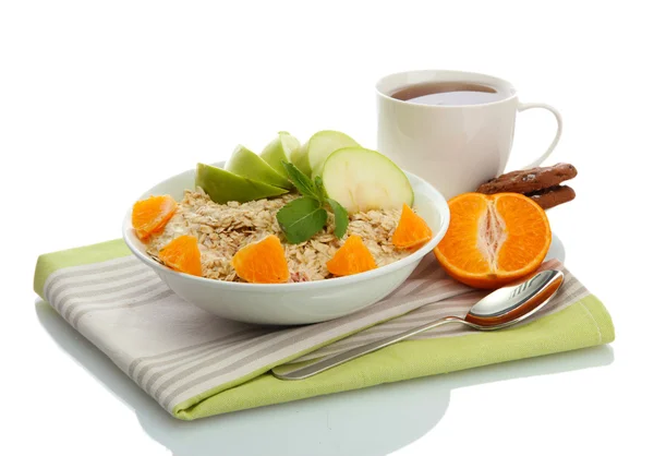 Sabrosa avena con naranja y manzana, taza de té, aislado en blanco — Foto de Stock