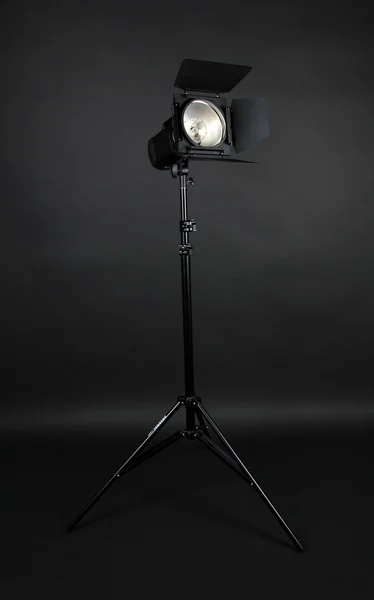 Iluminação estúdio isolado em preto — Fotografia de Stock
