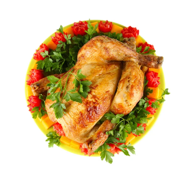 Pečené celé kuře se zeleninou na zelené štítku izolovaných na bílém — Stock fotografie