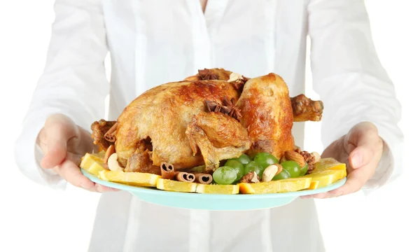 Chef sosteniendo un plato de pollo al horno con frutas y especias de cerca —  Fotos de Stock