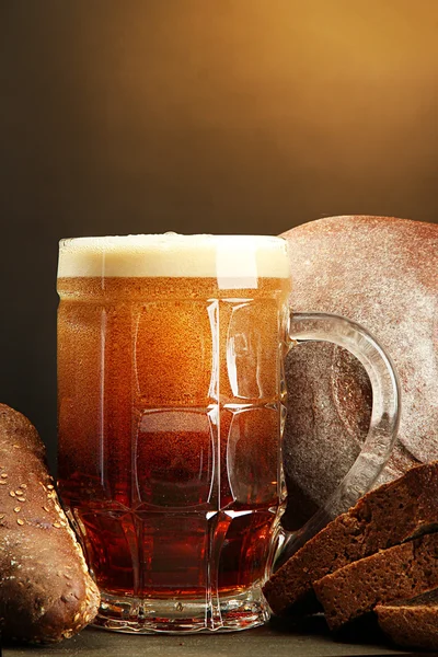 Tankard de pães de kvass e centeio, sobre mesa de madeira sobre fundo marrom — Fotografia de Stock