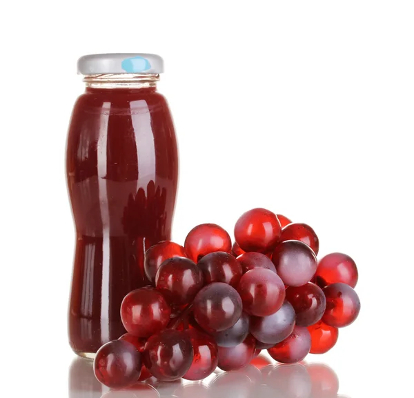 Köstlichen Traubensaft in Glasflasche und rosa Trauben daneben isoliert auf weiß — Stockfoto