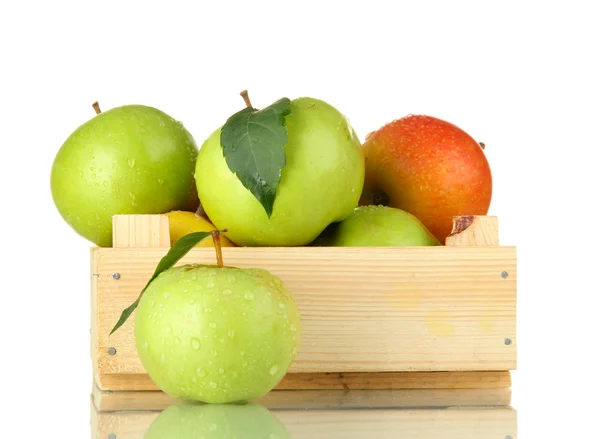 Słodkie jabłka w drewnianej skrzyni, na białym tle — Zdjęcie stockowe