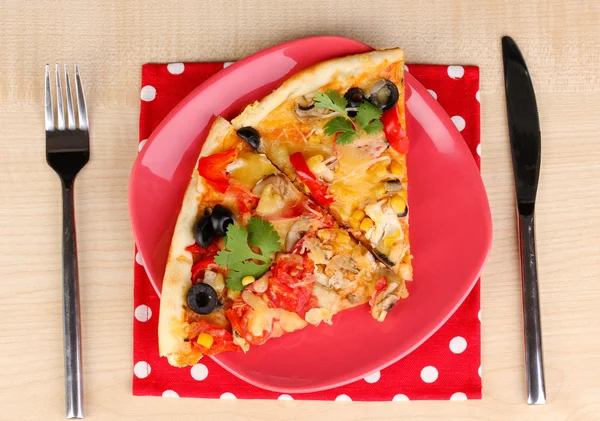 Deliciosa fatia de pizza na placa de cor close-up na mesa de madeira — Fotografia de Stock