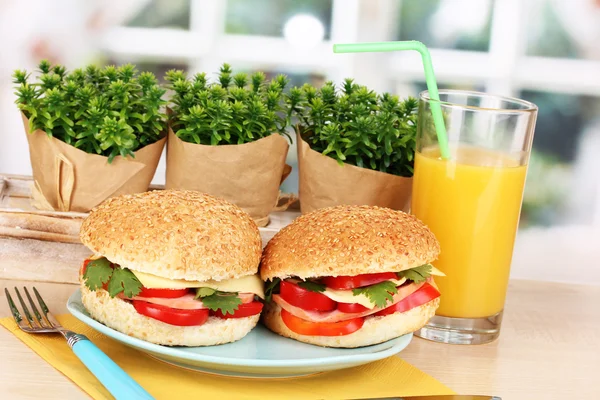 Ahşap masa penceresinin arka plan üzerinde renkli plaka üzerinde lezzetli sandviçler — Stok fotoğraf