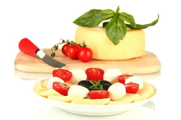 Plátky sýr mozzarella se zeleninou v izolovaných na bílém plechu — Stock fotografie