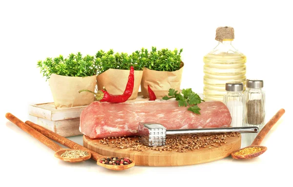 Composizione di carne cruda, verdure e spezie isolate su bianco — Foto Stock