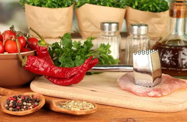 Samenstelling van rauw vlees, groenten en specerijen op houten tafel close-up — Stockfoto
