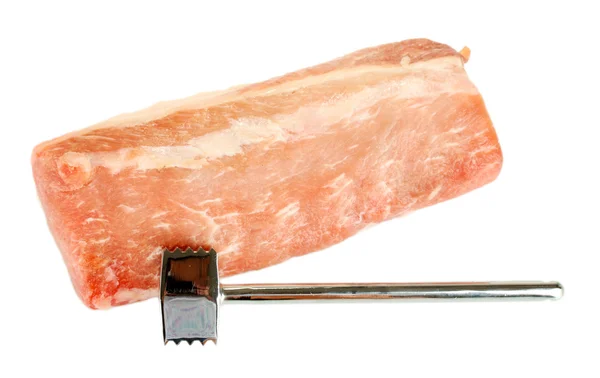 Rohes Schweinefleisch mit einem Fleischhammer isoliert auf weiß — Stockfoto