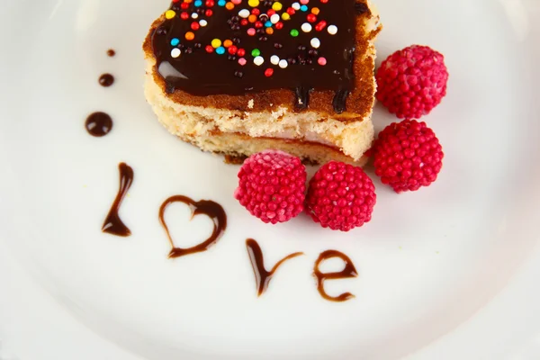 Placa com sobremesa em forma de coração na mesa comemorativa em honra do dia de Valentim close-up — Fotografia de Stock