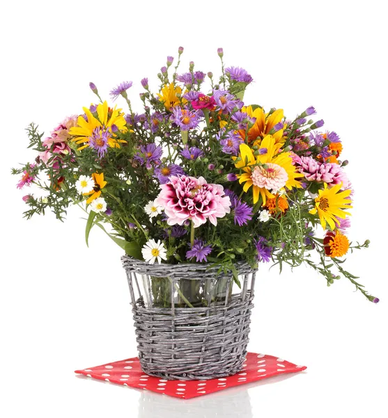 Mooi boeket van heldere bloemen in mand geïsoleerd op wit — Stockfoto