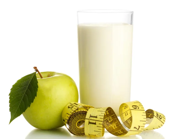 Vaso de kéfir, manzana verde y cinta métrica aislada en blanco — Foto de Stock