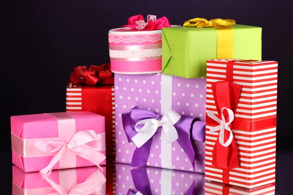 Mor arka plan üzerinde renkli hediyeler — Stok fotoğraf