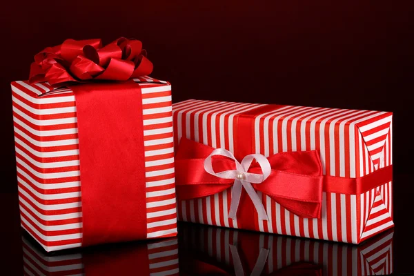 Kırmızı zemin üzerine kırmızı renkli hediyeler — Stok fotoğraf
