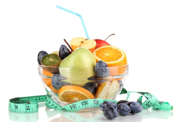 Glasschale mit Früchten für die Ernährung und Maßband isoliert auf weiß — Stockfoto
