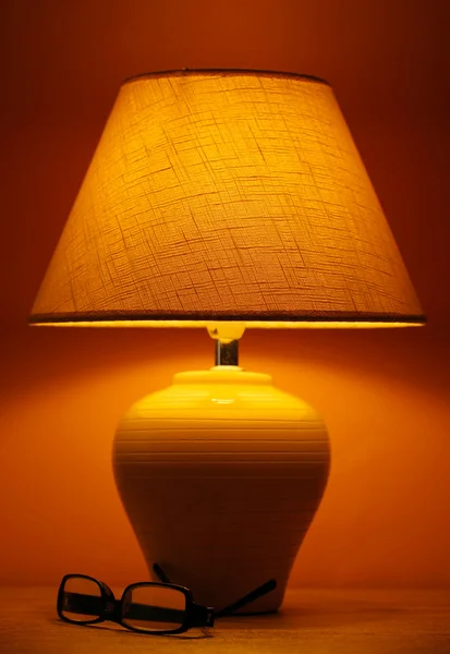 Table lamp on brown background — Stock Photo, Image