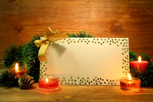 Mooie kerstcompositie met lege ansichtkaart op houten achtergrond — Stockfoto