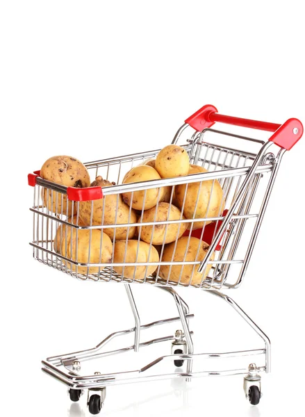 Reife Kartoffeln im Einkaufswagen isoliert auf weiß — Stockfoto