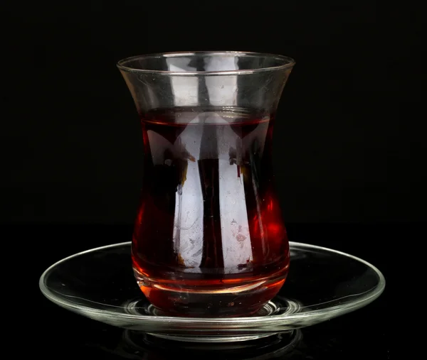 Verre de thé turc isolé sur noir — Photo