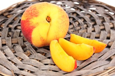 hasır mat yakın çekim olarak olgun şeftali