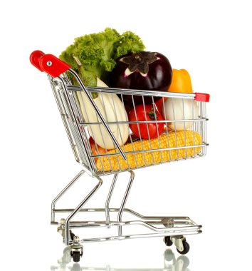 Beyaz arka plan üzerinde izole metal arabası taze sebze