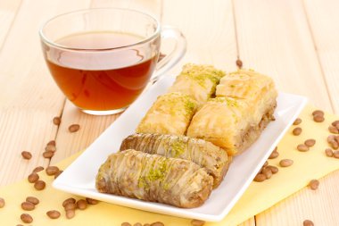 ahşap zemin üzerinde çay güzel baklava plaka üzerinde