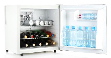 mini buzdolabı, alkollü içecekler ve üzerinde beyaz izole su şişe dolu