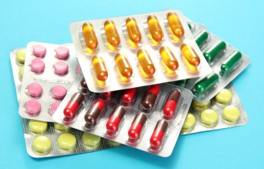 hap ve kapsül kabarcıklar mavi zemin üzerine paketlenmiş