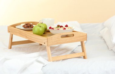 Tahta tepsi ve hafif kahvaltı.