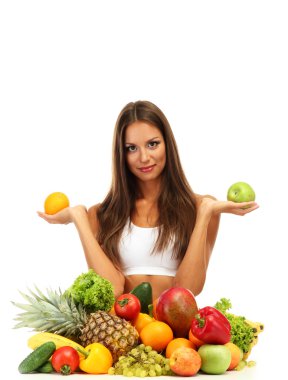 Meyve ve sebzeli güzel bir kadın, beyaz tenli.