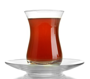 Türk çayı üzerinde beyaz izole, bardak