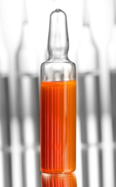 Gri arka planda tıbbi ampule