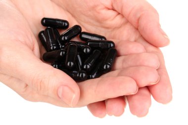aktif kömür üzerine beyaz izole ellerinde