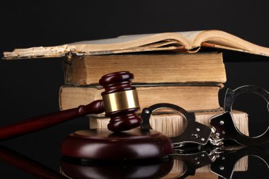 Tokmak, kelepçe ve siyah yakın çekim izole hukuk kitapları