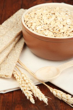 Masanın üzerinde kahverengi kase yulaf gevreği