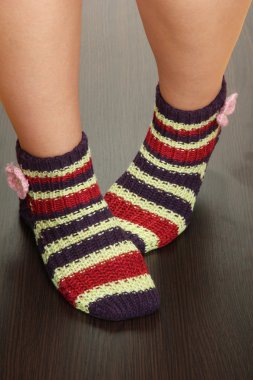 ayakları üzerinde çizgili çoraplı kadın zemin Laminant Parke.