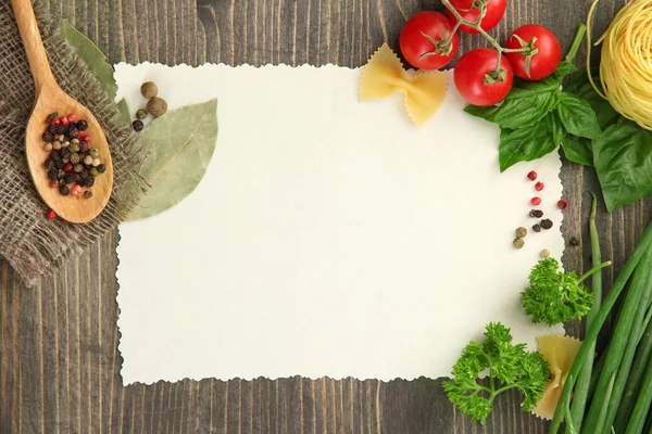 Papier pour recettes légumes et épices sur table en bois — Photo