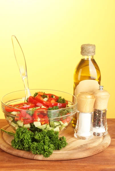 Świeże sałatki i olej na zielonym tle — Zdjęcie stockowe