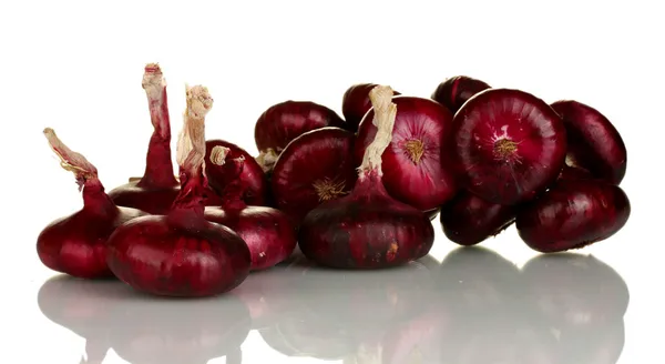 Viele rote Zwiebeln isoliert auf weißem Hintergrund — Stockfoto