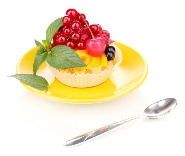 Dulcet торт с фруктами и ягодами изолированы на белом — стоковое фото