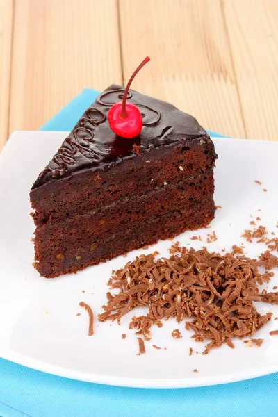 Ahşap masa üstünde çikolata sacher pastası — Stok fotoğraf