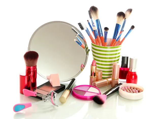 Cosmetici vicino specchio isolato su bianco — Foto Stock