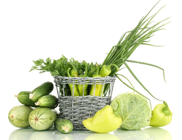 Legumes verdes frescos em cesta isolada em branco — Fotografia de Stock